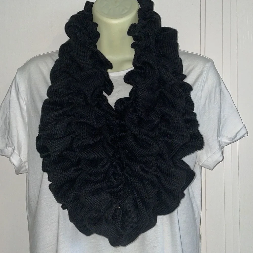 ‎Black knit infinity scarf
